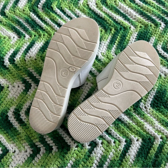 White slides size 7 - Picture 4 of 5